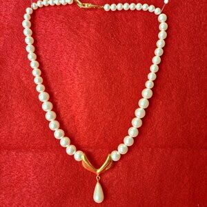 1960s Napier gold tone faux pearl pendant necklace